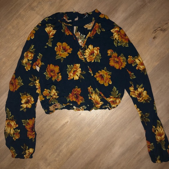 Forever 21 Tops - Women’s Cropped Blouse Forever 21 Tops - Women’s Cropped Blouse